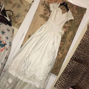 Vintage wedding dress 70,s wait 30 breast 32 , 80 tail long